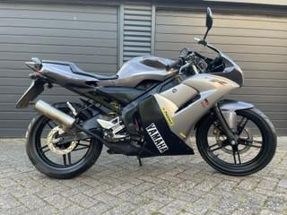 Een uniek wegracer model de yamaha tzr 50 weinig km geheel orginele staat