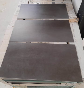 3030-391 ca 38,8m² antraciet betonlook tegels, 30x60cm, van €59,95/m² voor