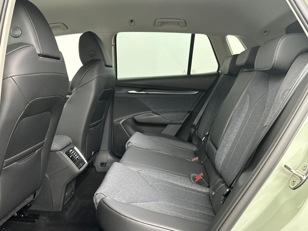 Skoda Elroq business edition tour elektromotor 210 kw / 286 pk