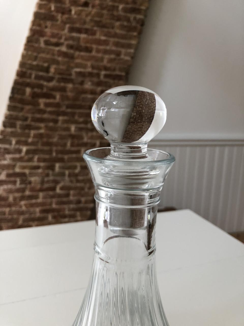 Mooie brocante drank karaf van gedraaid geperst glas