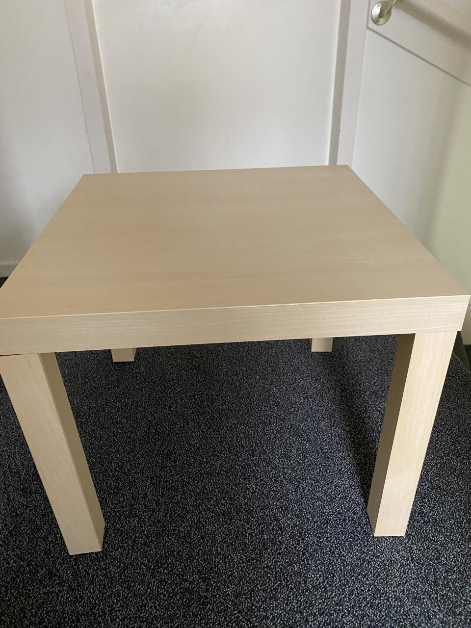 Gratis twee bijzet tafeltjes