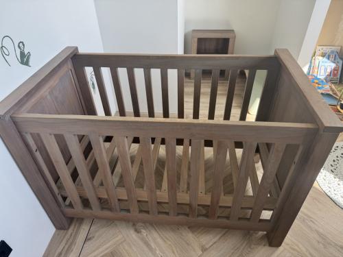 Babykamer, ledikant, commode en kast