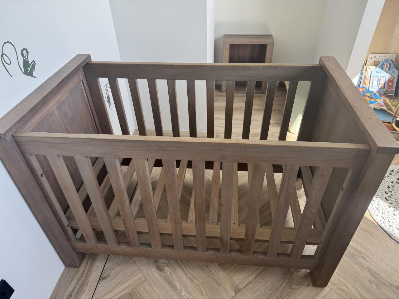 Babykamer, ledikant, commode en kast