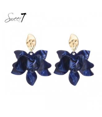 Blauwe bloemen oorhangers met een goudkleurig element