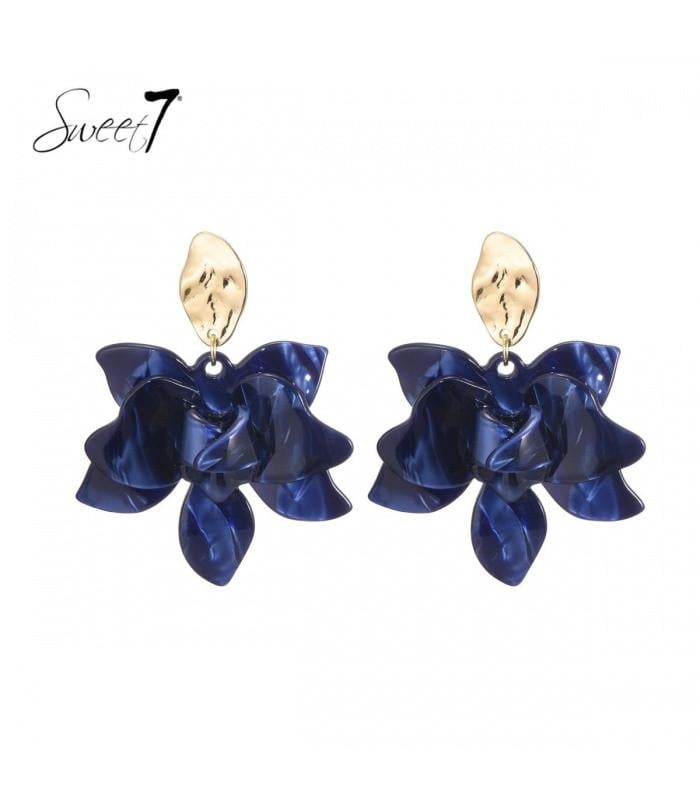 Blauwe bloemen oorhangers met een goudkleurig element