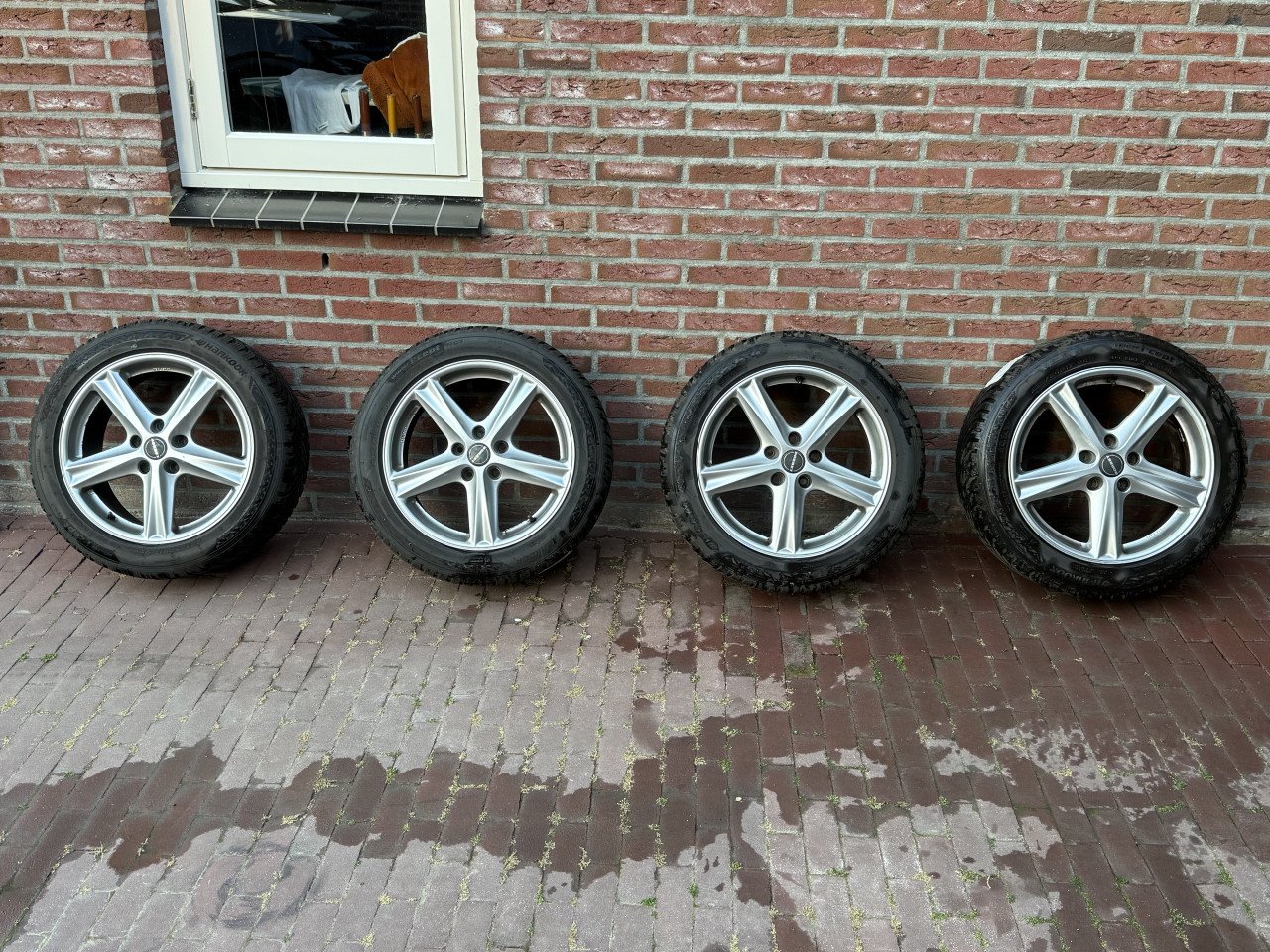 Te koop winterbanden set met licht metalen velgen