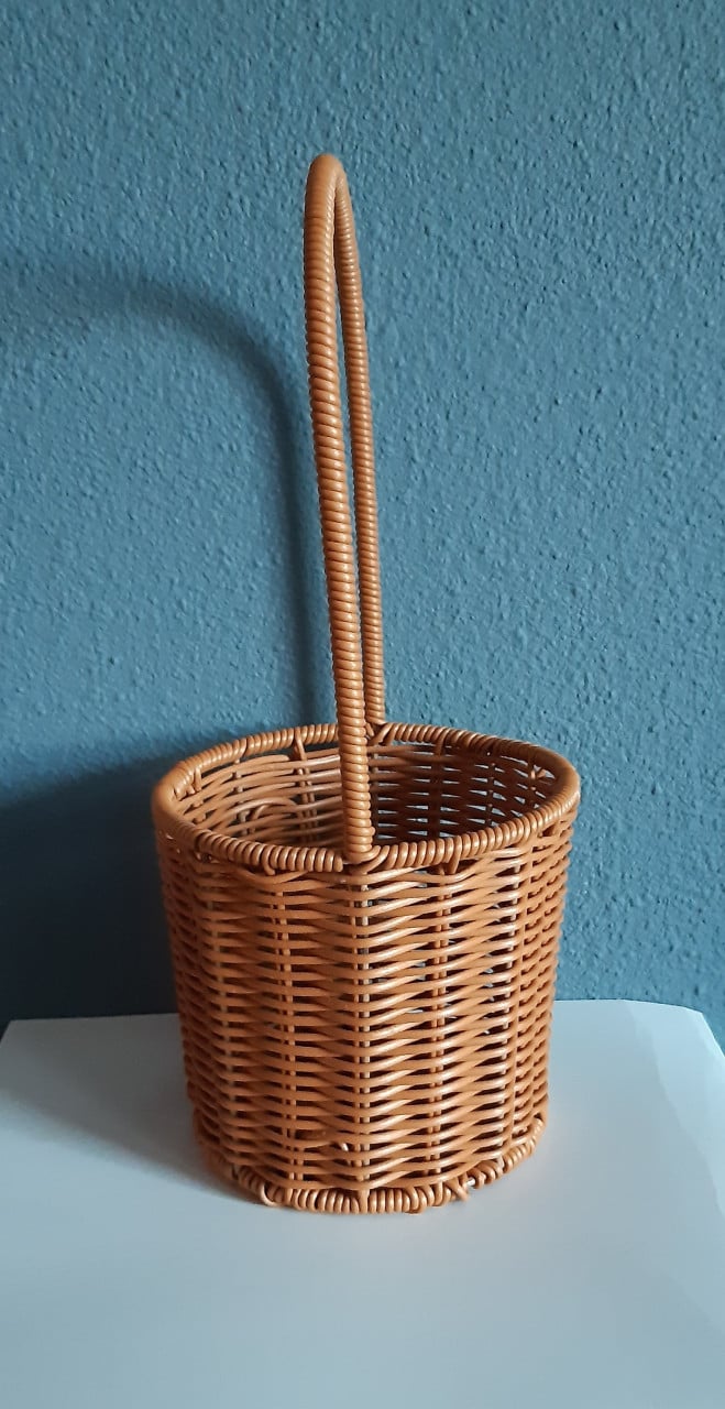 Rotan geweven bloemenmandje
