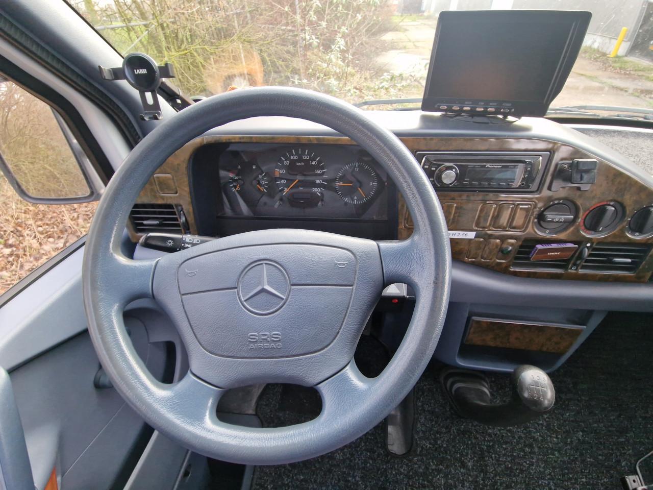 Mercedes sprinter buscamper la strada