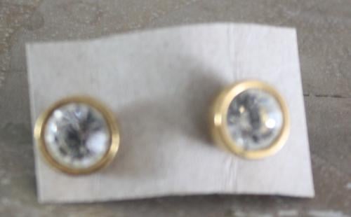 Goudkleurige  oor stekers met wit steentje