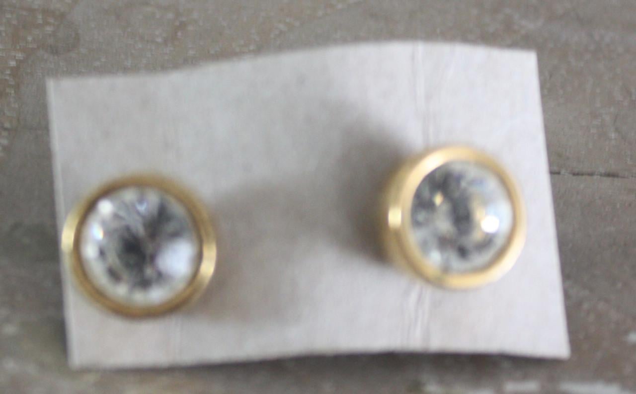 Goudkleurige  oor stekers met wit steentje