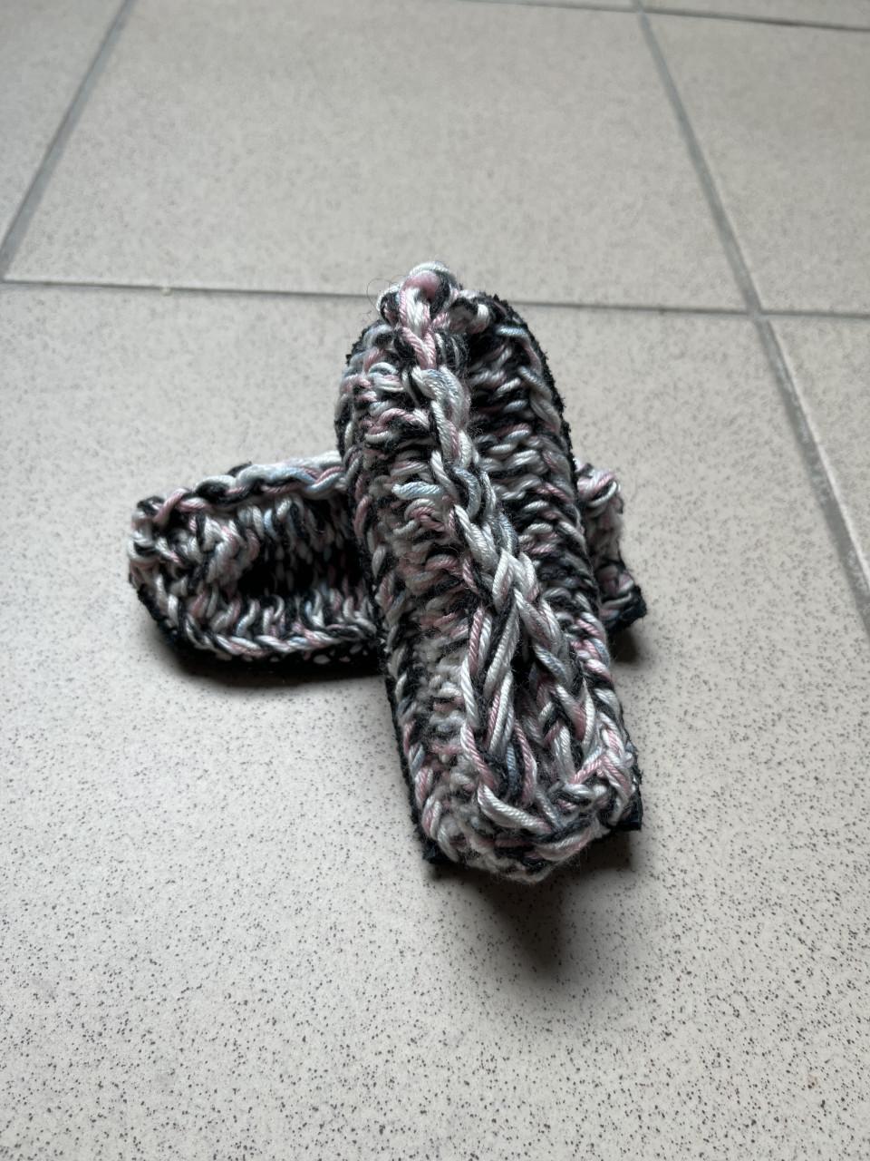 Warme gebreide slofjes