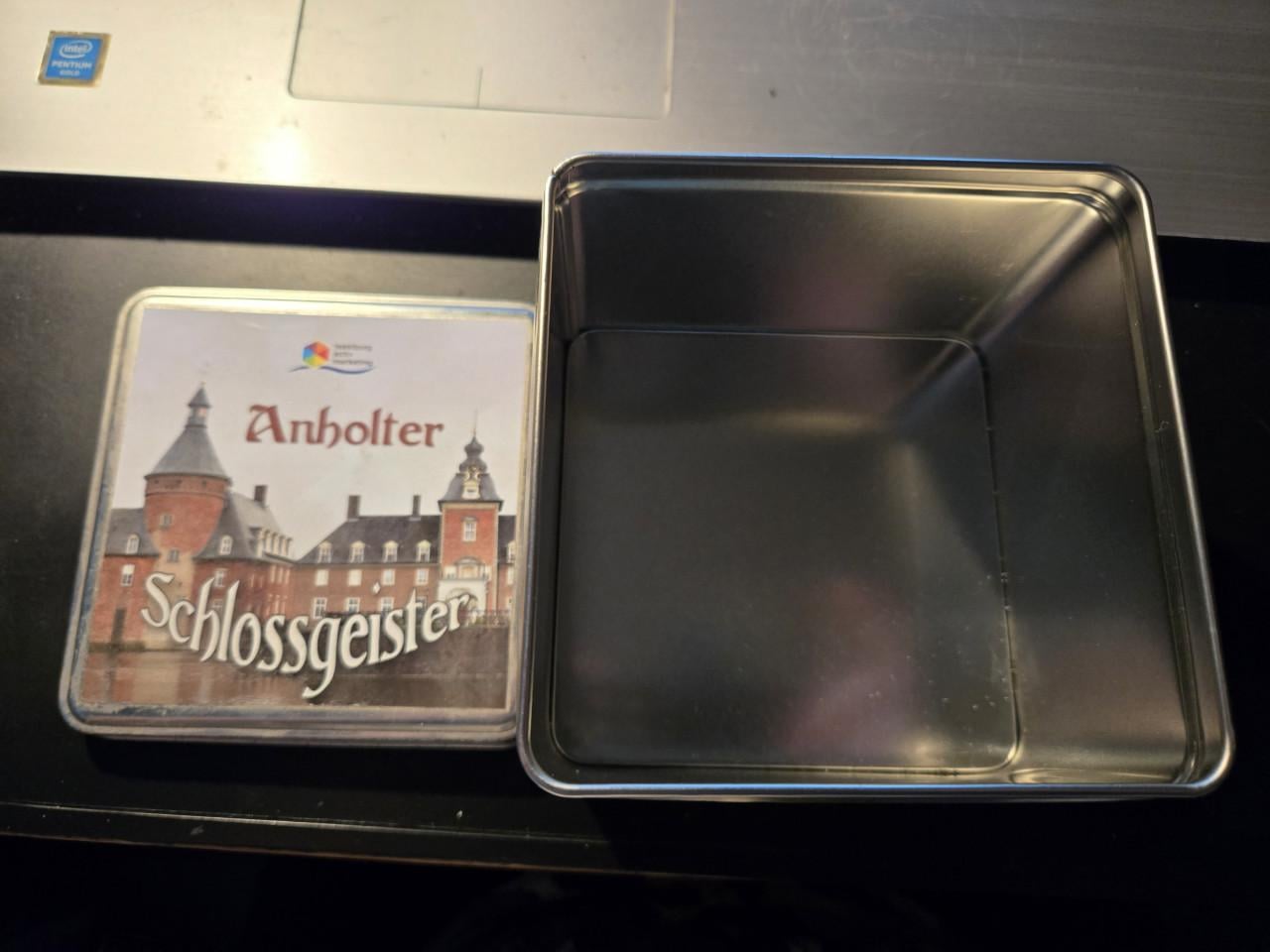 Blik met een afbeelding van Wasserburg Anholt, 11.5x11.5x9 cm