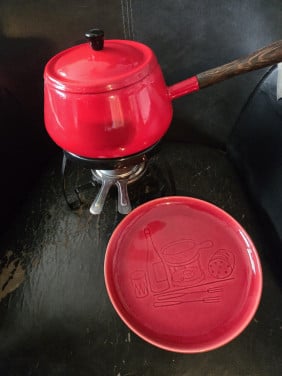 Vintage fonduepan met spiritusbrander en leuk bijpassend bord.