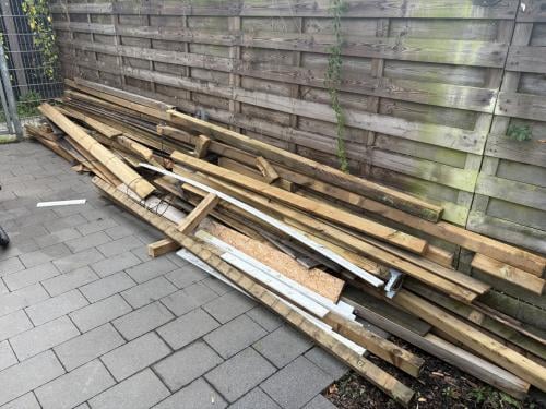 Houten planken en palen