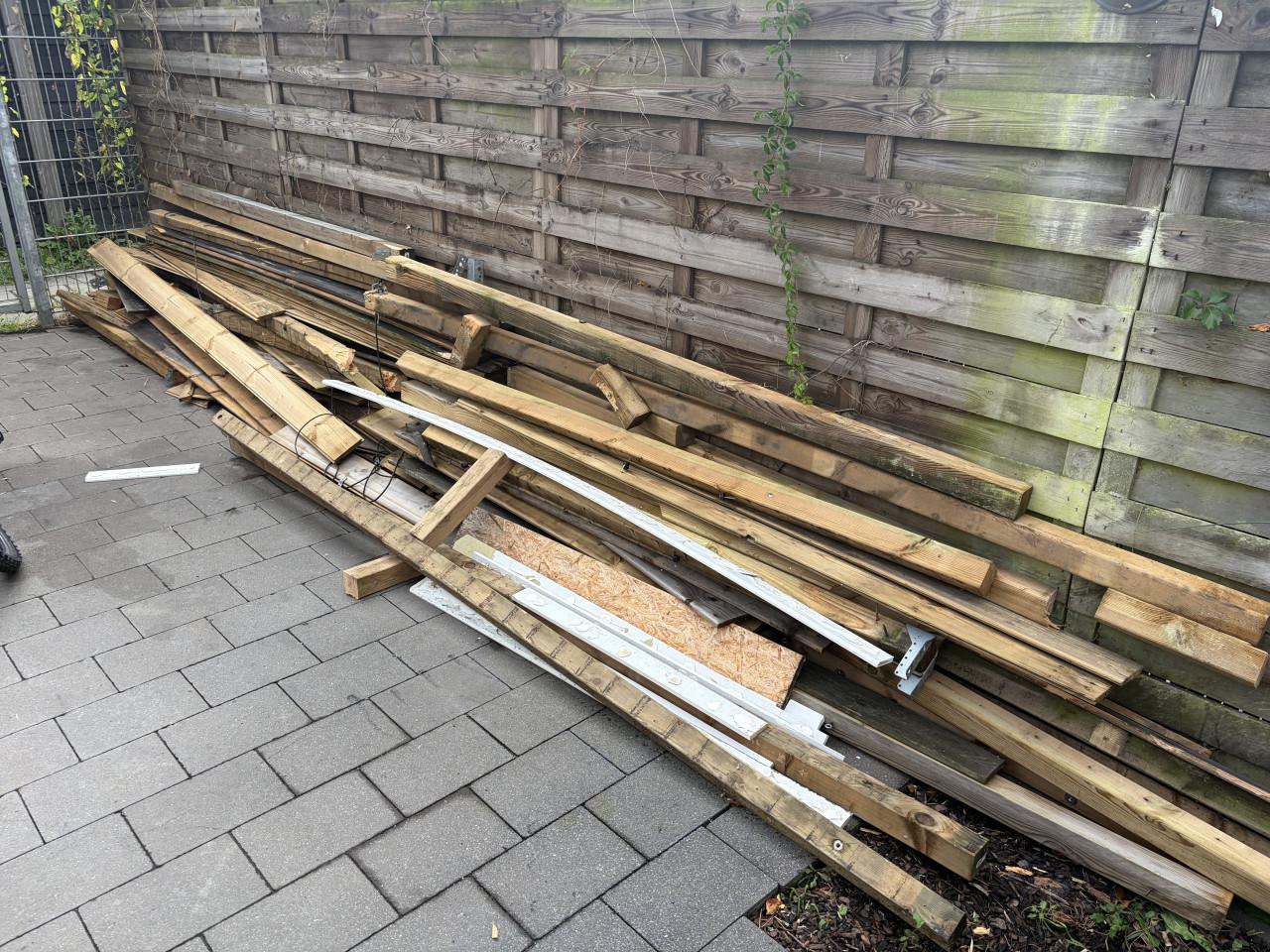Houten planken en palen