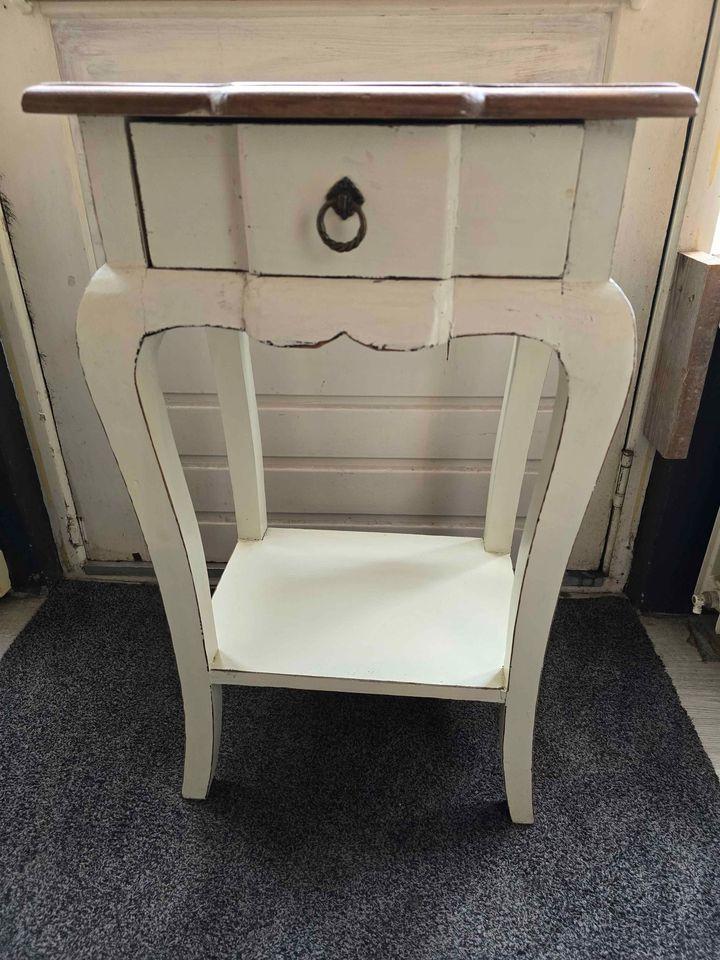 NACHTKASTJES IN DIVERSE AFMETINGEN EN MODELLEN, OOK LEUKE BEDTAFELTJES