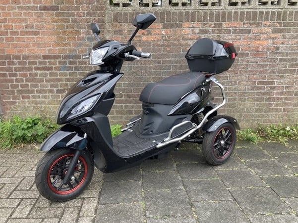 GEEN RIJBEWIJS ? NIET NODIG MET DEZE STOERE IVA T3 2.0 SCOOTER !