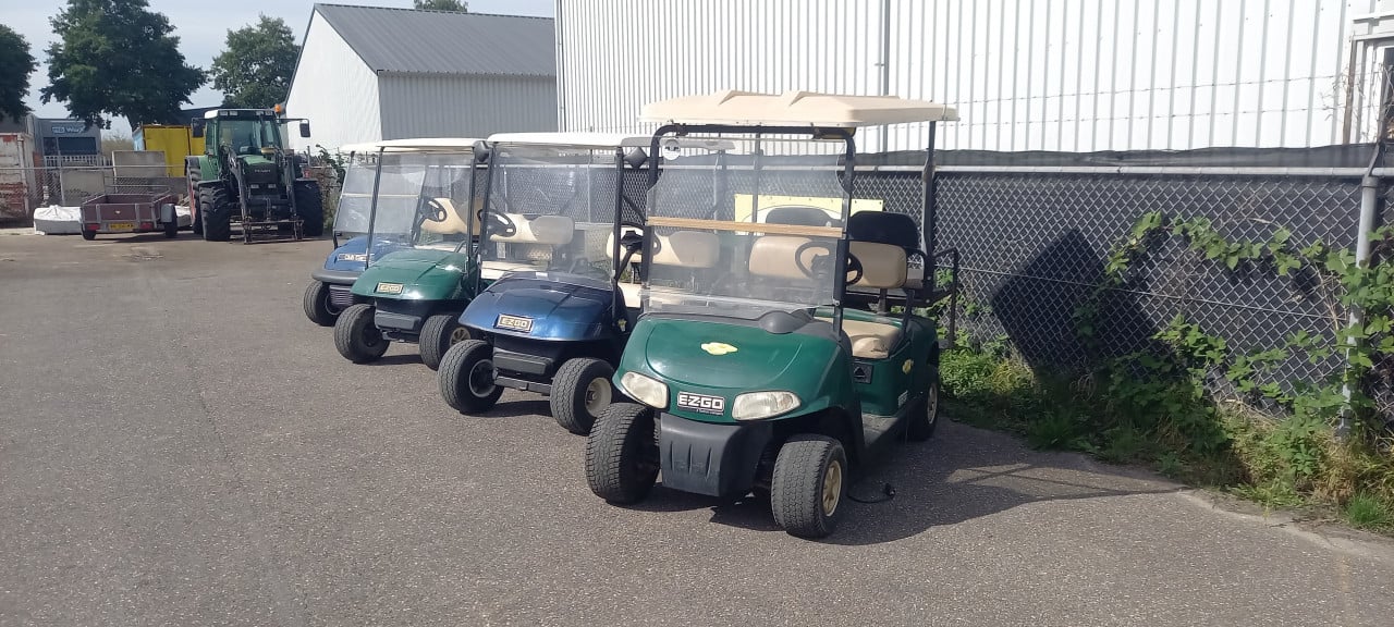 4 x Golfkar met laadbak.