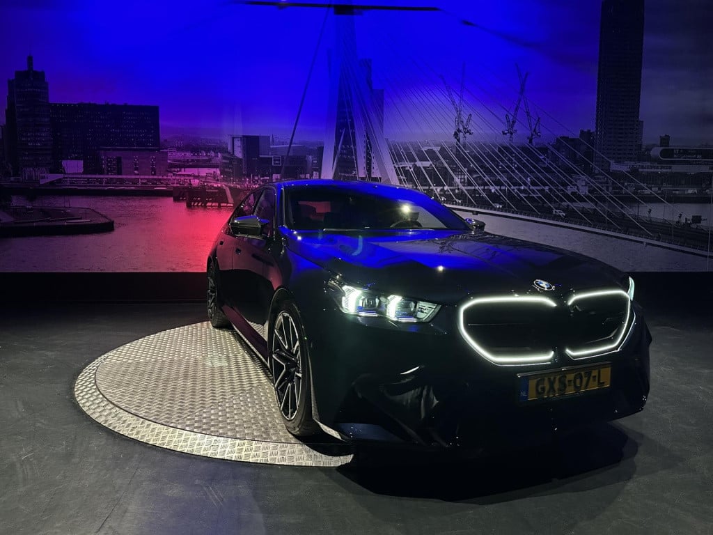 BMW M5 5-serie *limousine v8 m hybrid*carbon extr*b&w*alcantarahemel*nl-aut