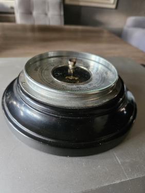 Groot antiek rond barometer van hout en geslepen glas