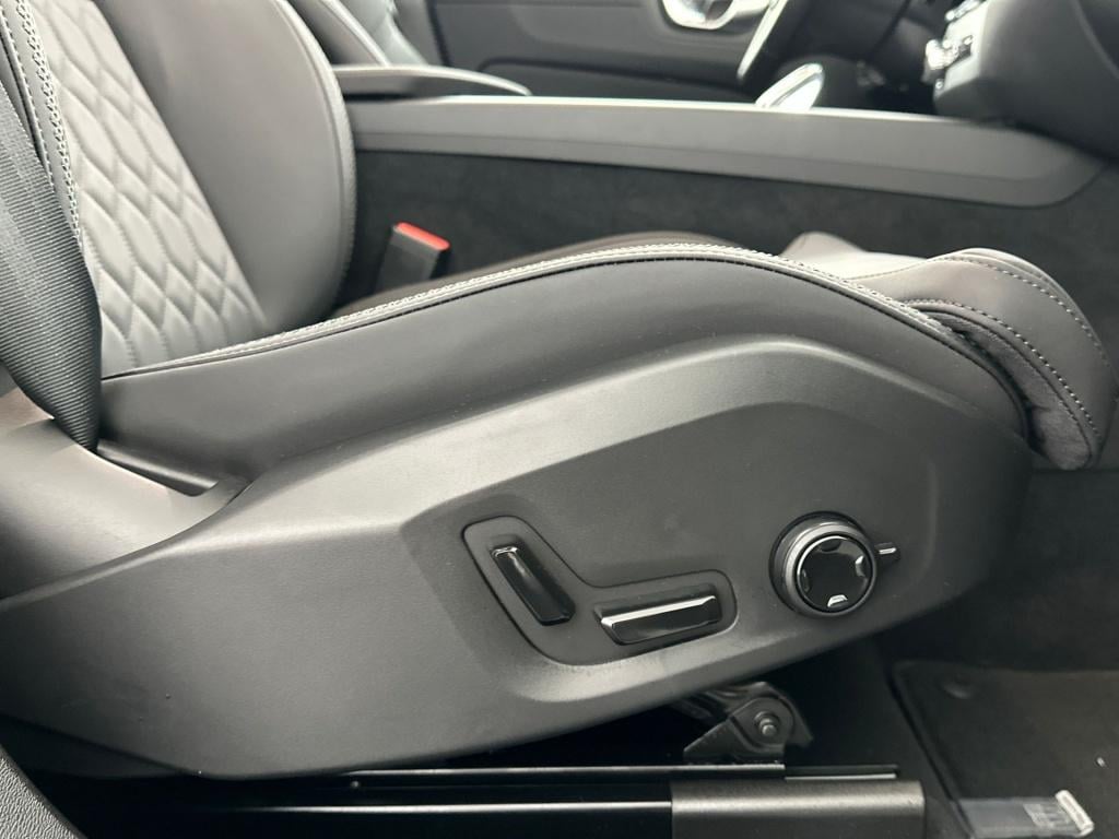 Volvo XC60 t6 398pk recharge ultra dark|