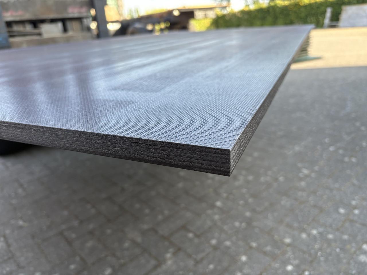 Nieuwe Trespa platen 305x130 6mm RAL 9010