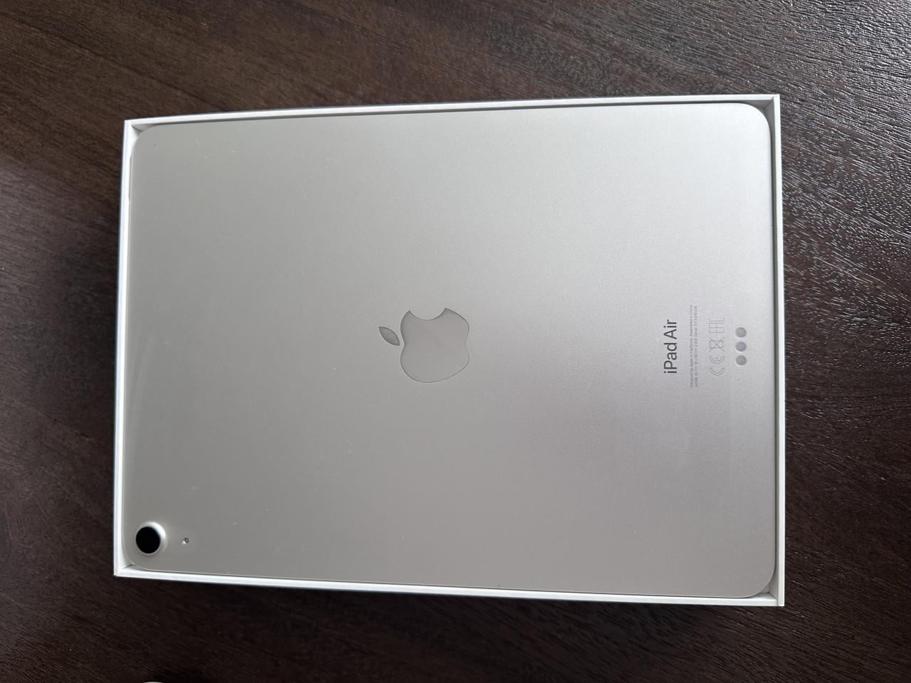 Nieuwstaat Apple iPad Air (5e generatie) Wi-Fi 256GB starlight