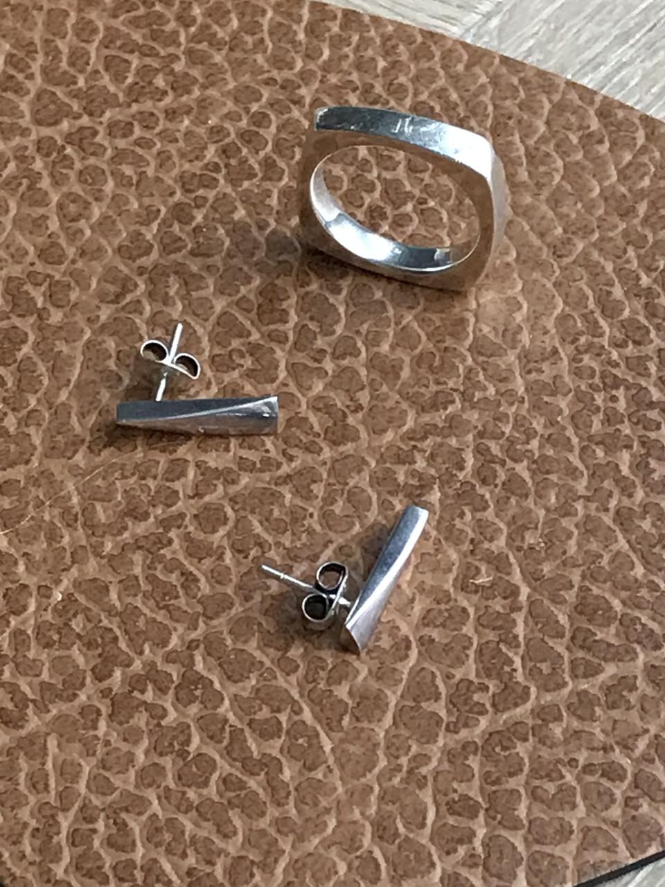 Zilveren ring met oorbellen van goudsmid Renate ritskes