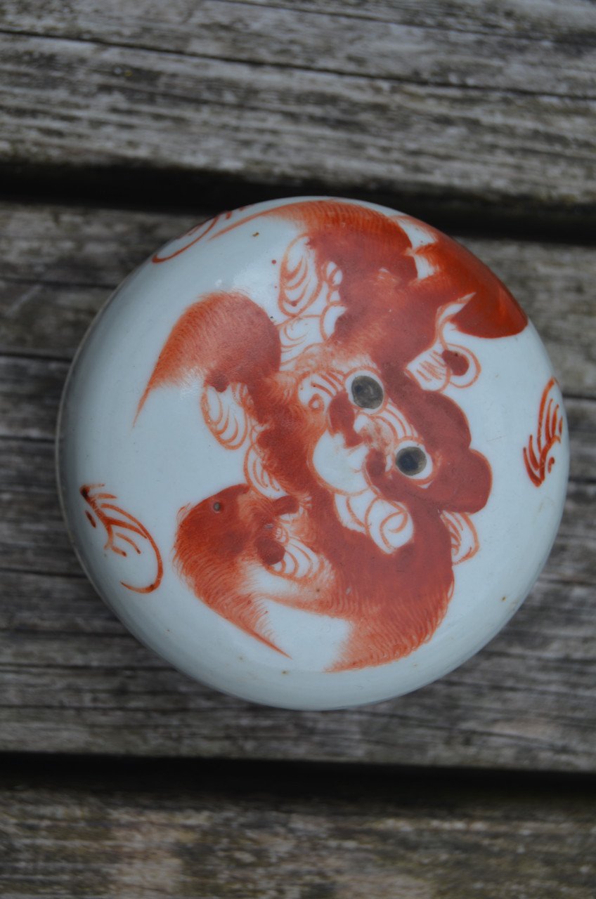 Chinees porseleinen dekseldoosje met red iron decoratie