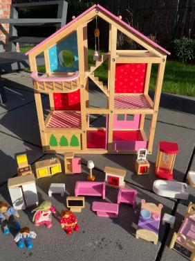 Houten poppenhuis met meubels en 4 poppetjes
