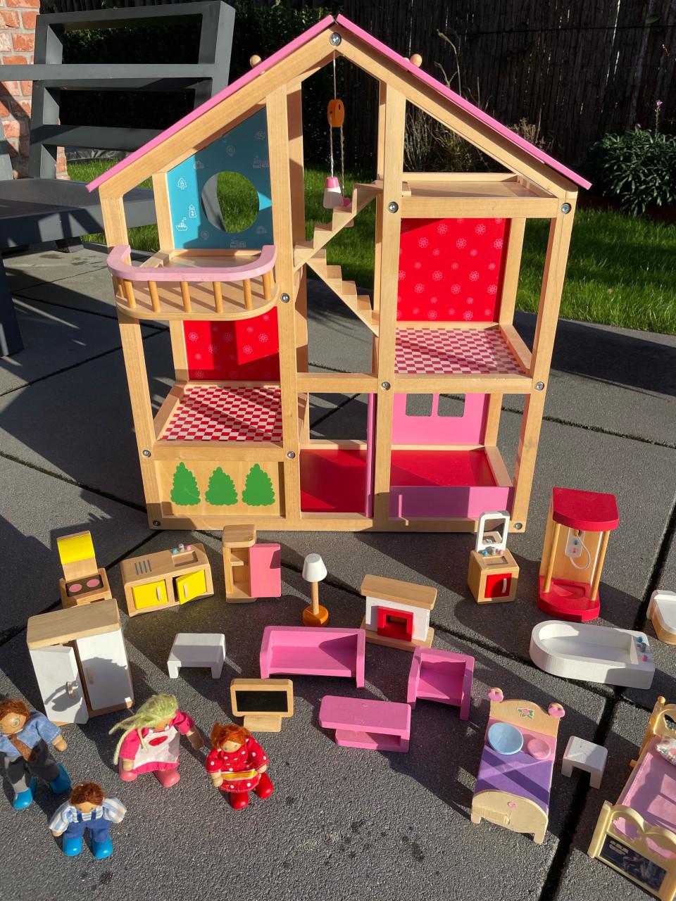 Houten poppenhuis met meubels en 4 poppetjes