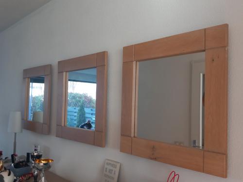 Spiegels met houten omlijsting
