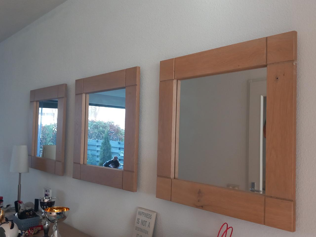 Spiegels met houten omlijsting