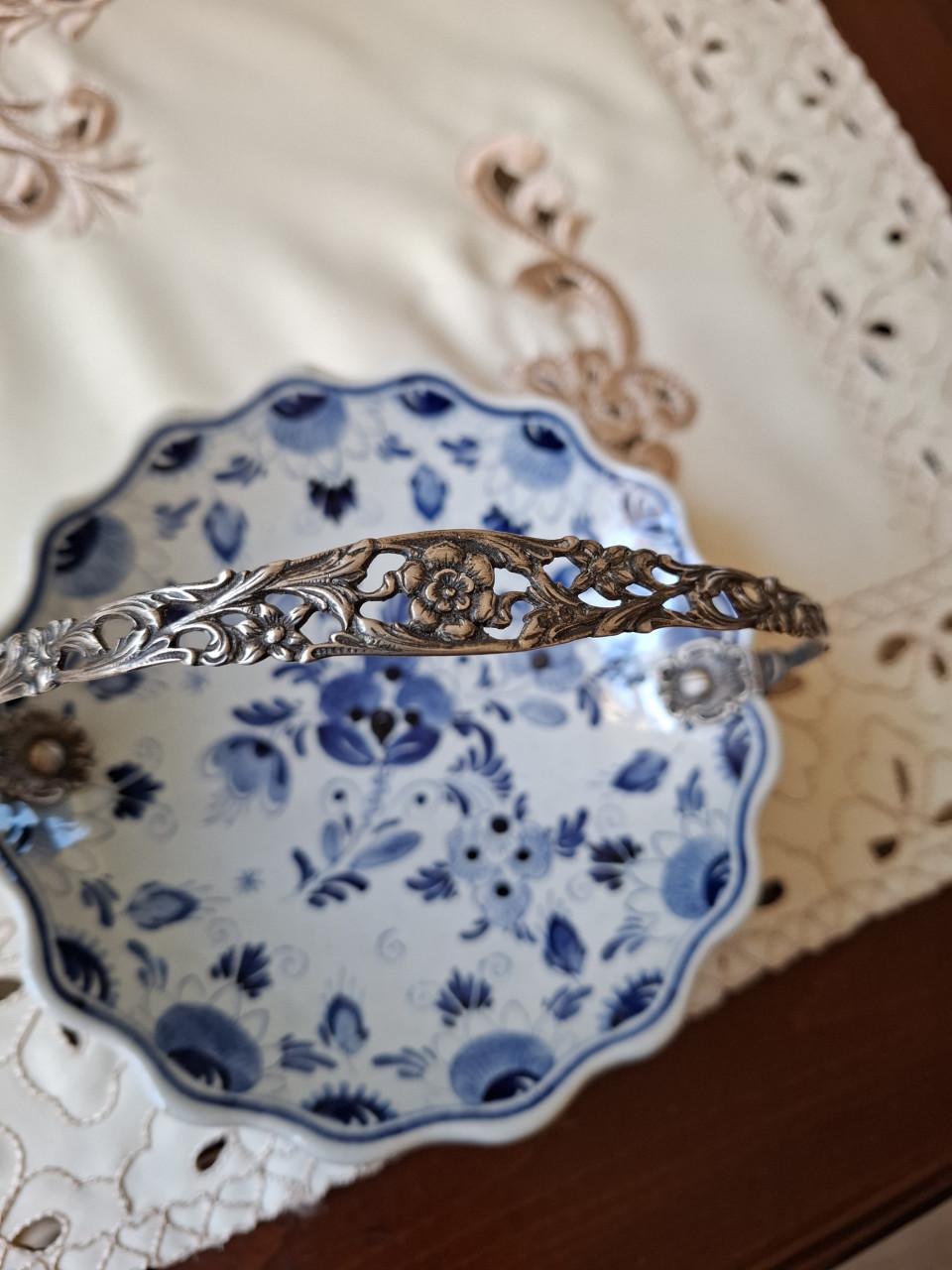 Delfs blauw schaaltje met bewerkt zilveren henksel