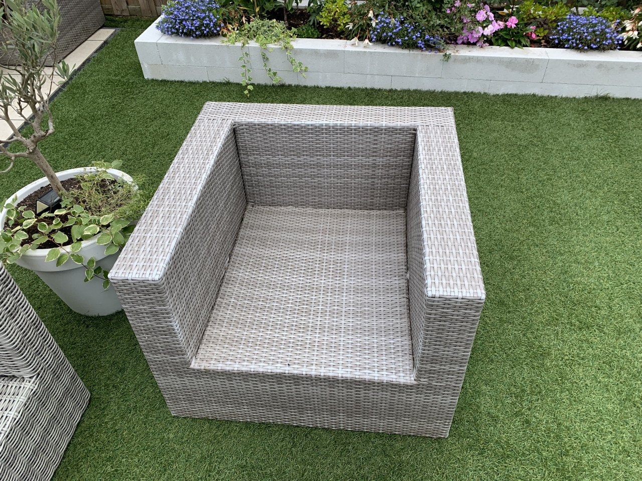 Loungeset riet, met kussens en tafel en stoel