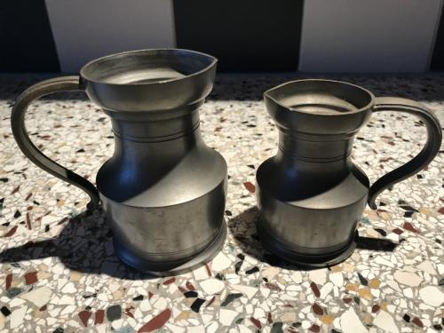 2 gesigneerde Franse kannetjes