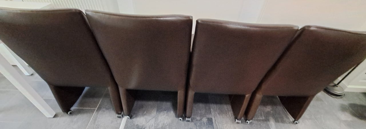 Mooie tafel & 4 bruine lederen stoelen