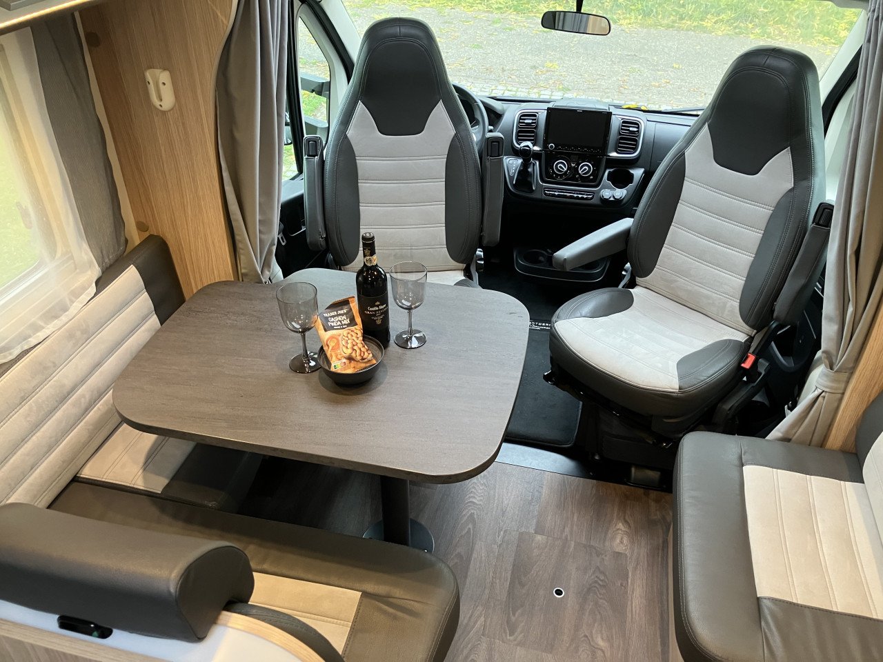 Prachtige 4 pers. automaat camper huren / Te koop Camper Sunlight T68