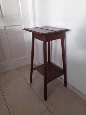 Planten tafel 35 x 29 x 76H (in goede staat )