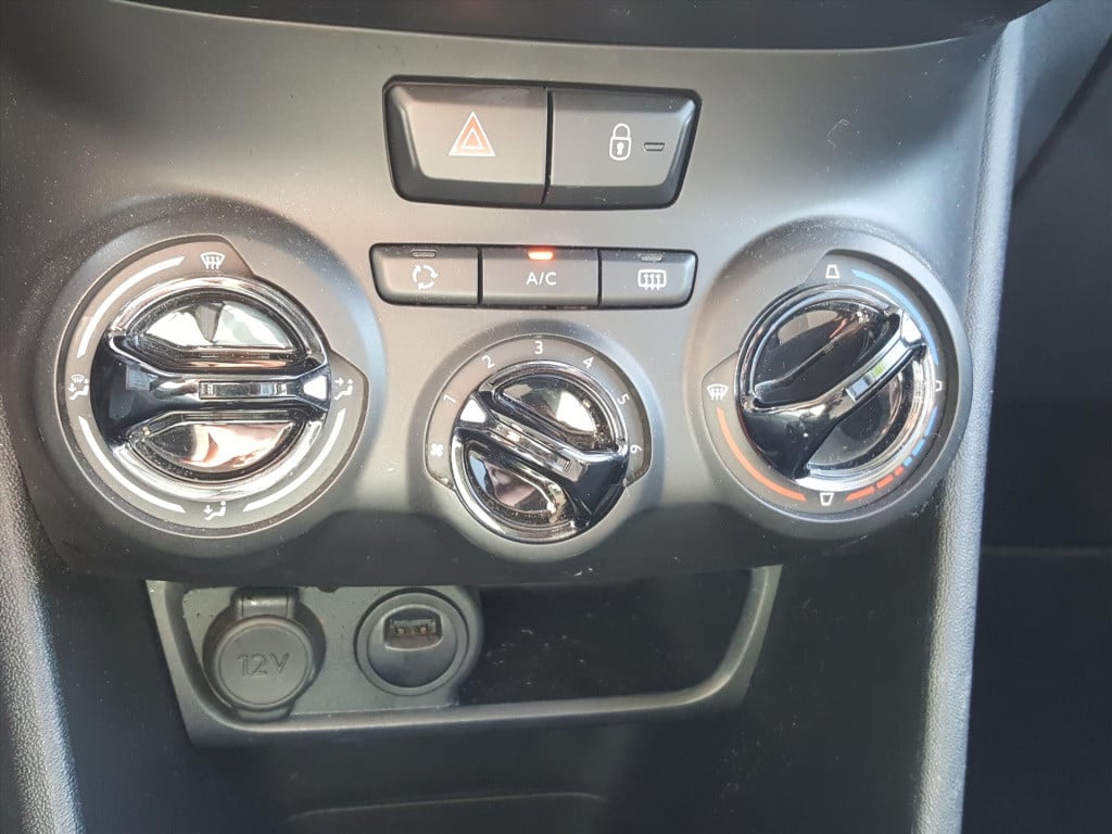 Peugeot 208 1.2 puretech 82pk signature navigatie | apple carplay & android