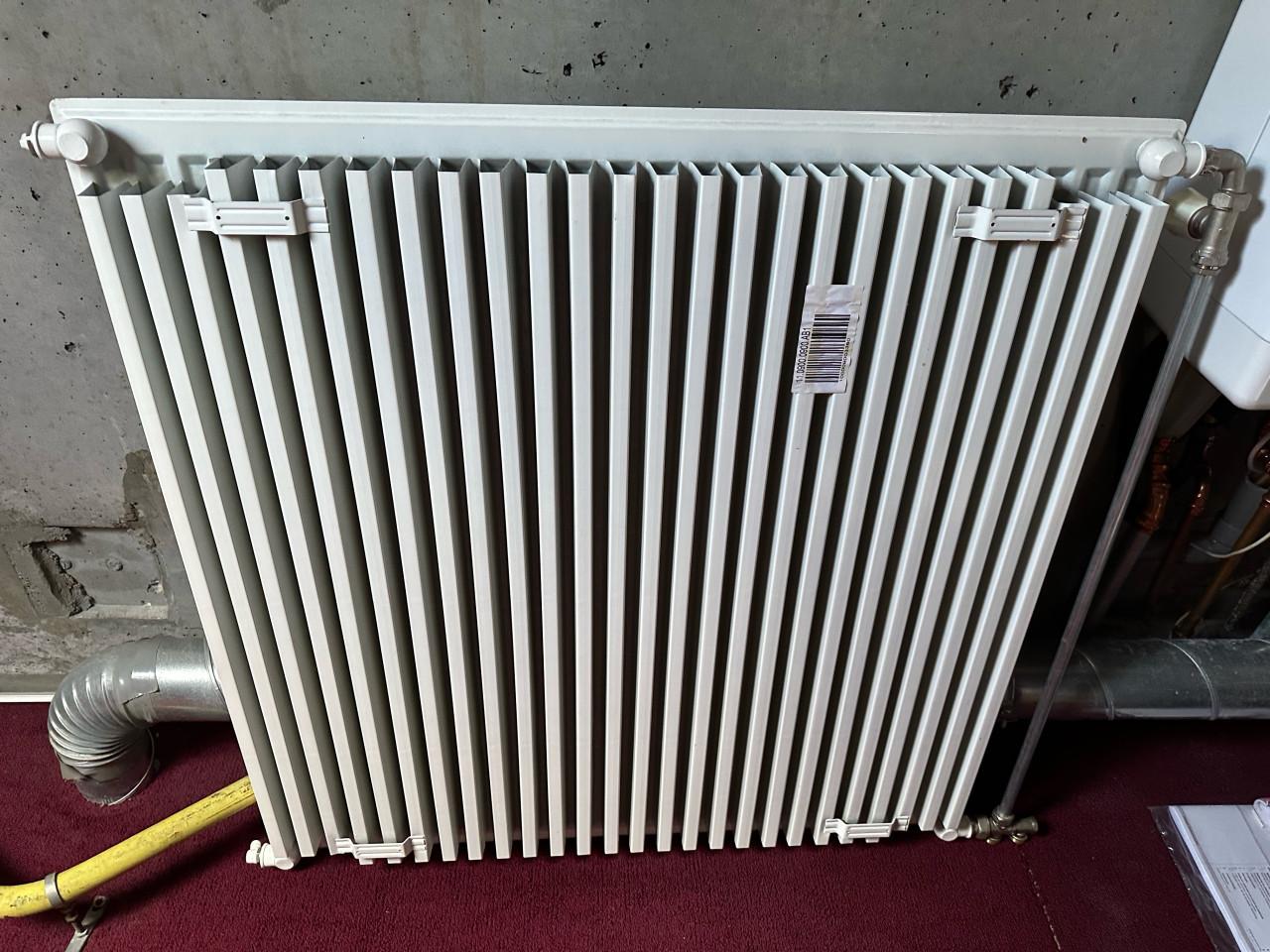 Te koop zo goed als nieuwe radiator met aansluitingen en beugels