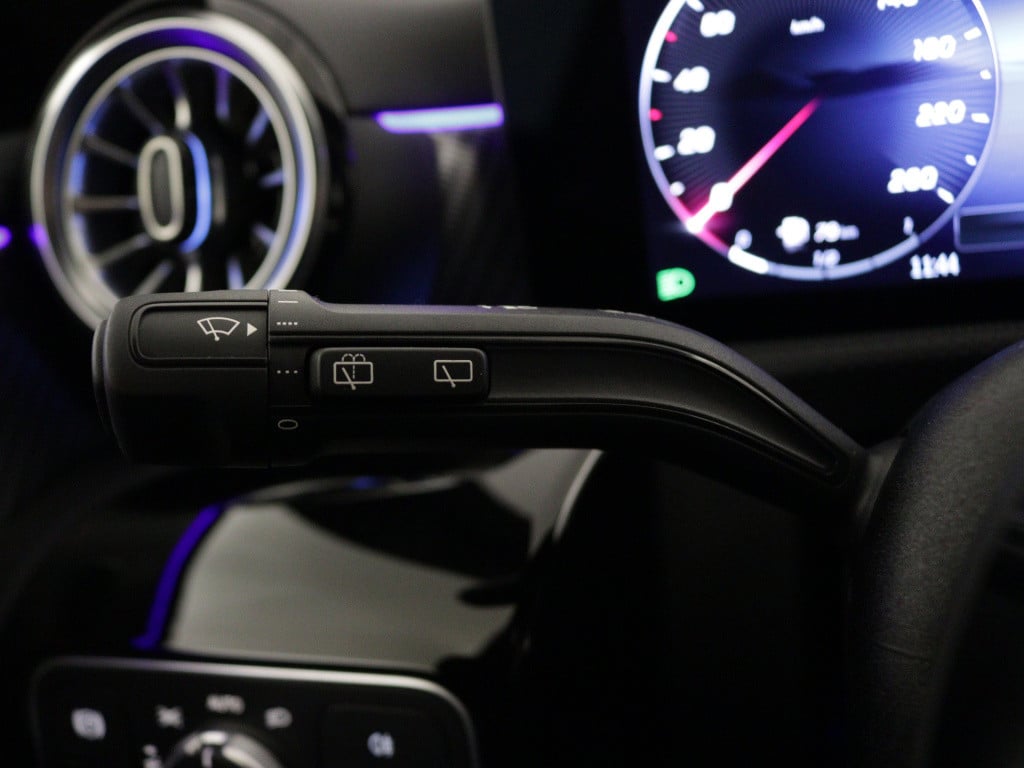 Mercedes-Benz Cla shooting brake 180 star edition luxury line | trekhaak | 