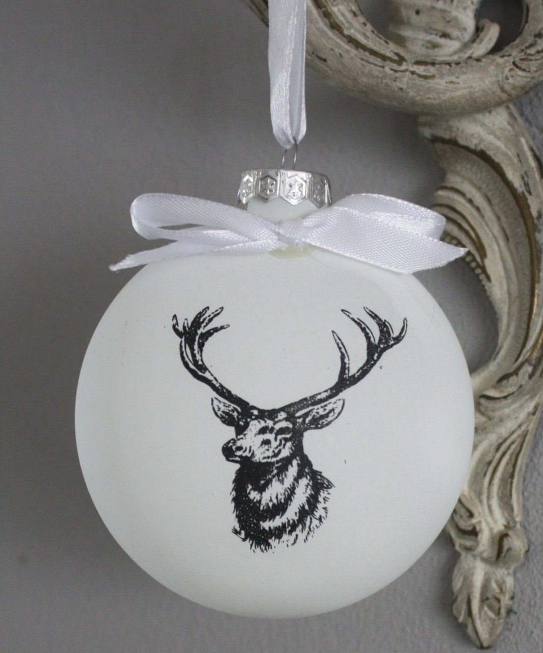 Glazen kerstbal met herten hoofd