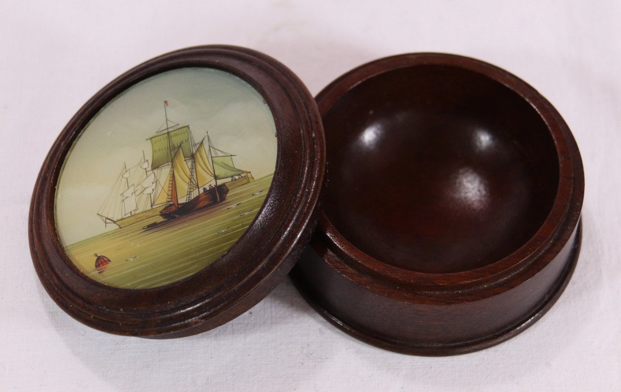 Antiek doosje met hand beschilderd glas