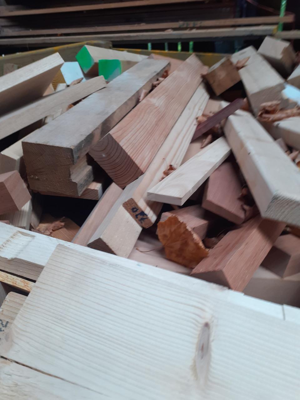 Grote kist droog kachelhout voor 20 euro