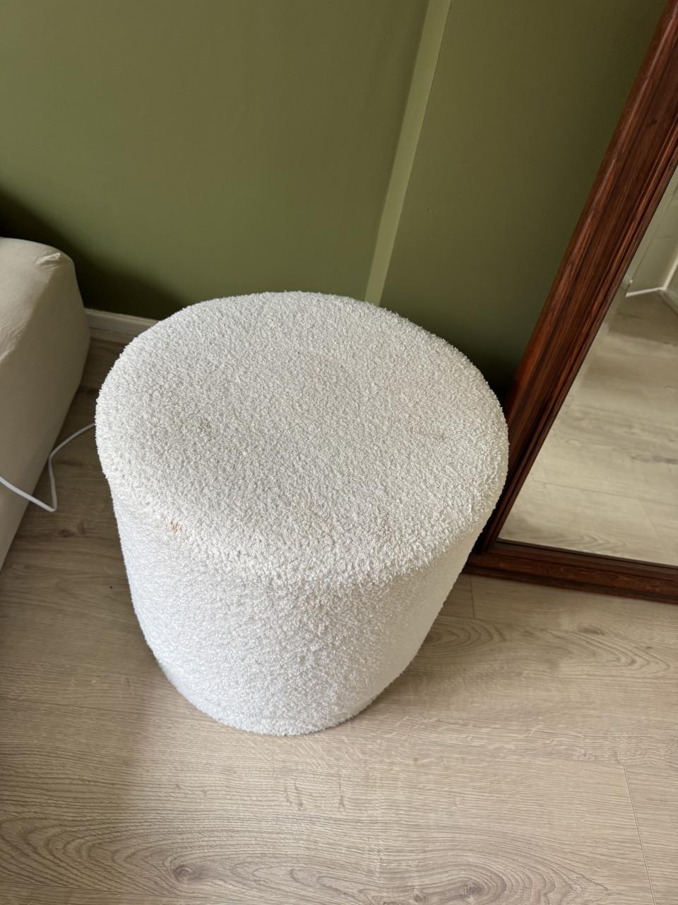 Leuke zachte witte teddy poef
