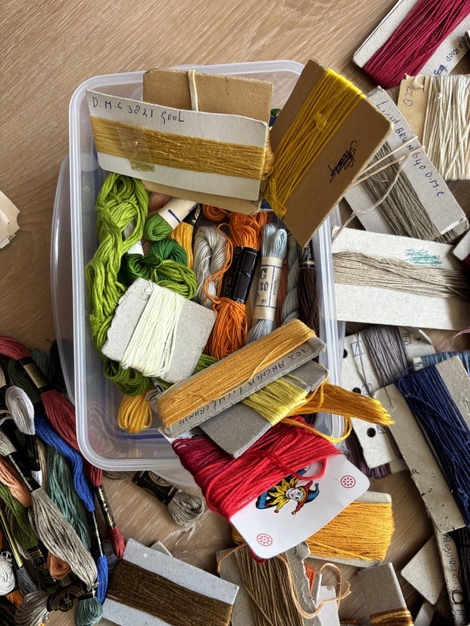 DOZEN BORDUURZIJDE OP BOBBINS EN VEEL LOSSE