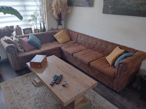 Laatste kans ophalen GRATIS Chesterfield (look) hoekbank 6-zits