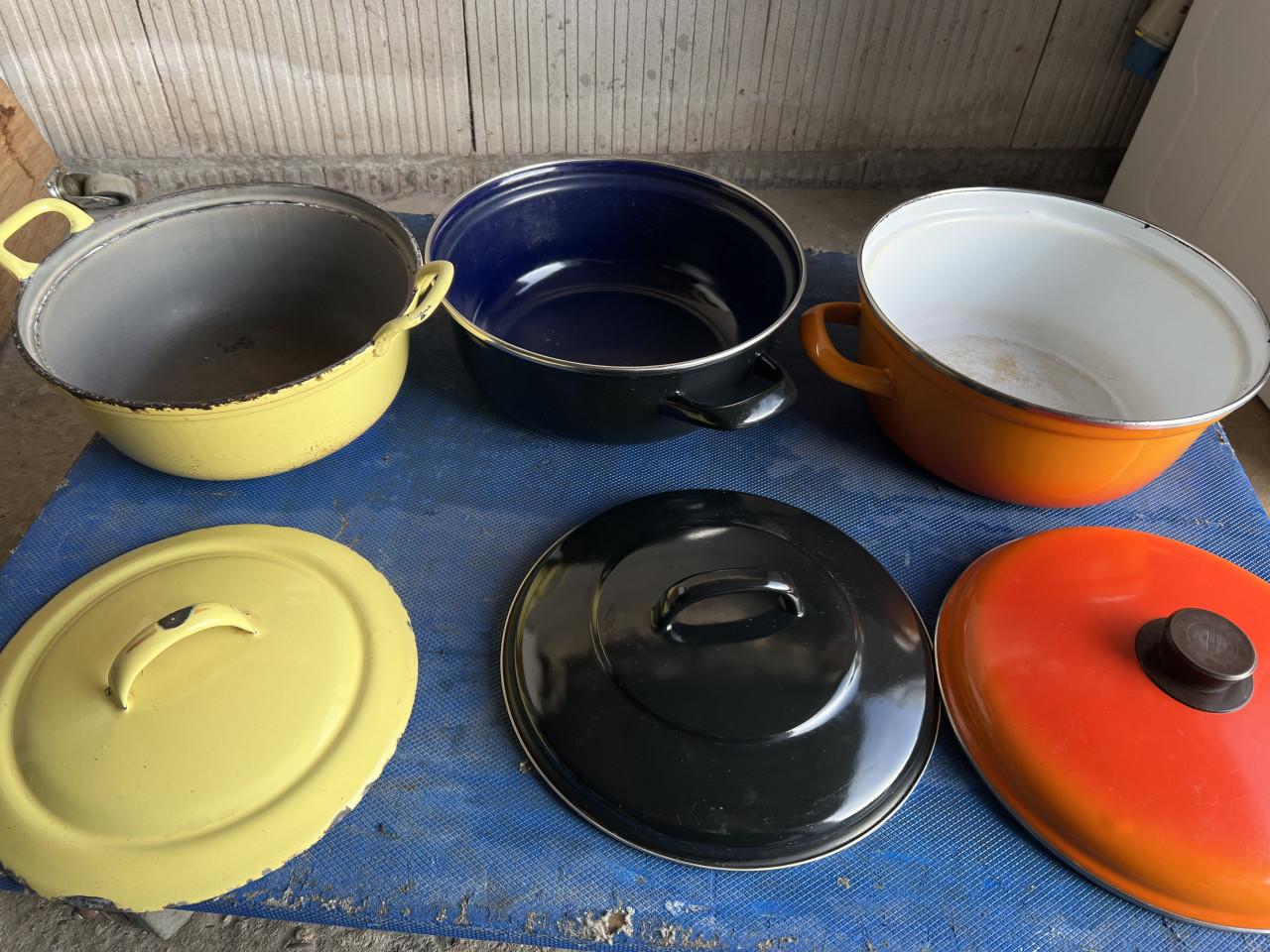 2x grote gietijzeren/emaile Pannen e 2x grote PYREX glazen ovenschalen