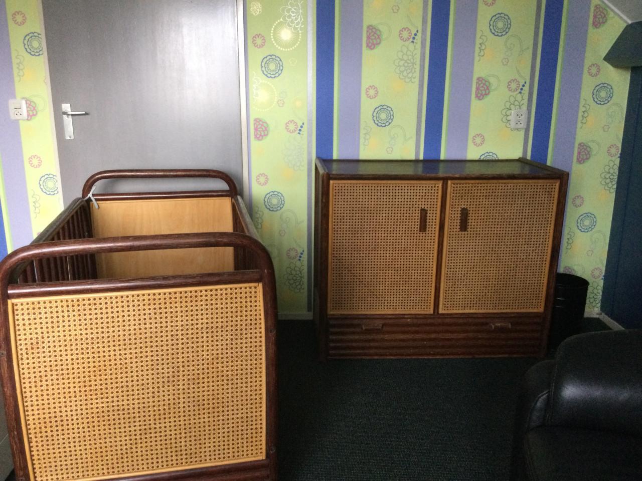 Kinderbedje en commode